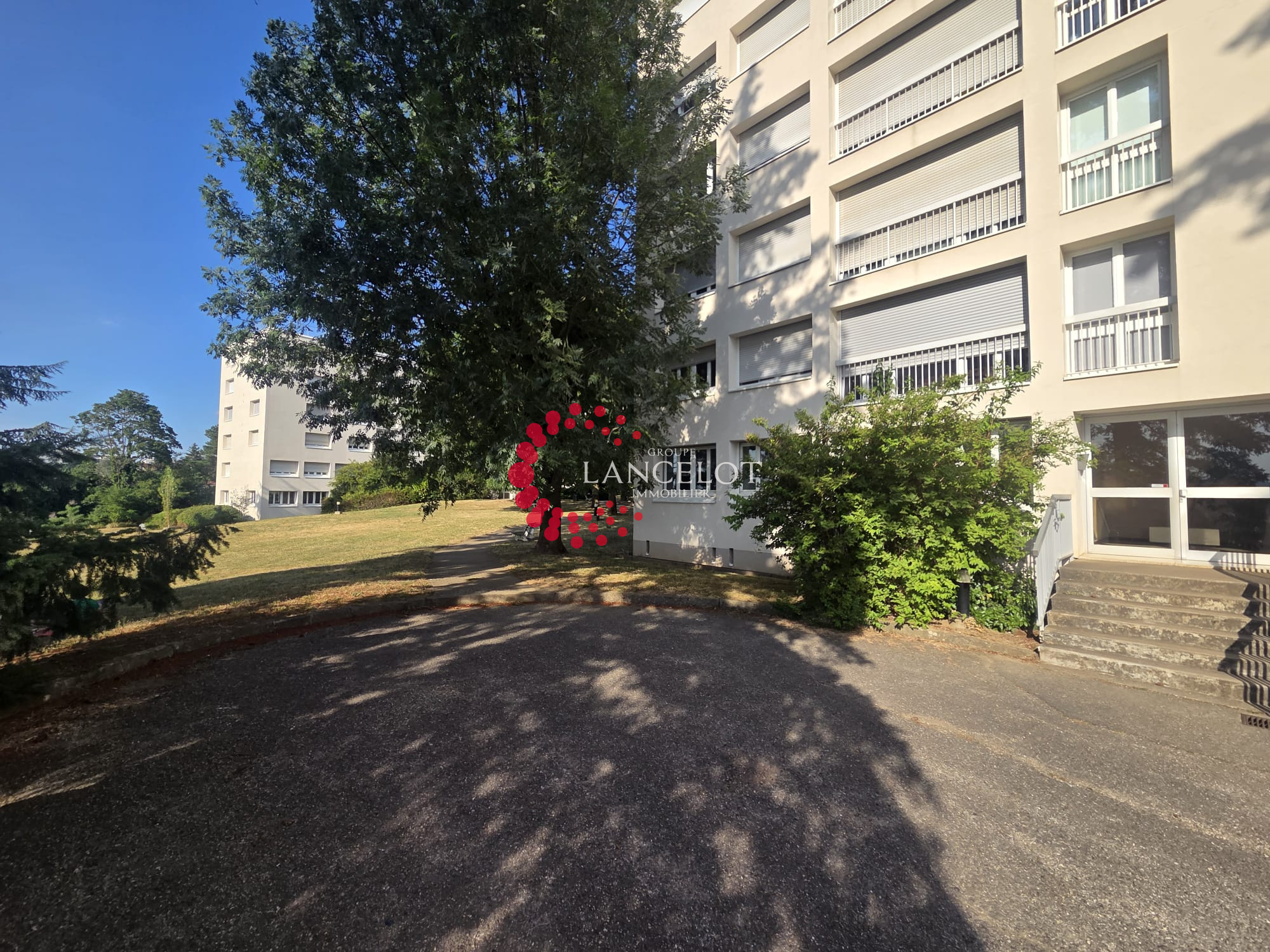 3 P avec parking proche commerces vendu loué
