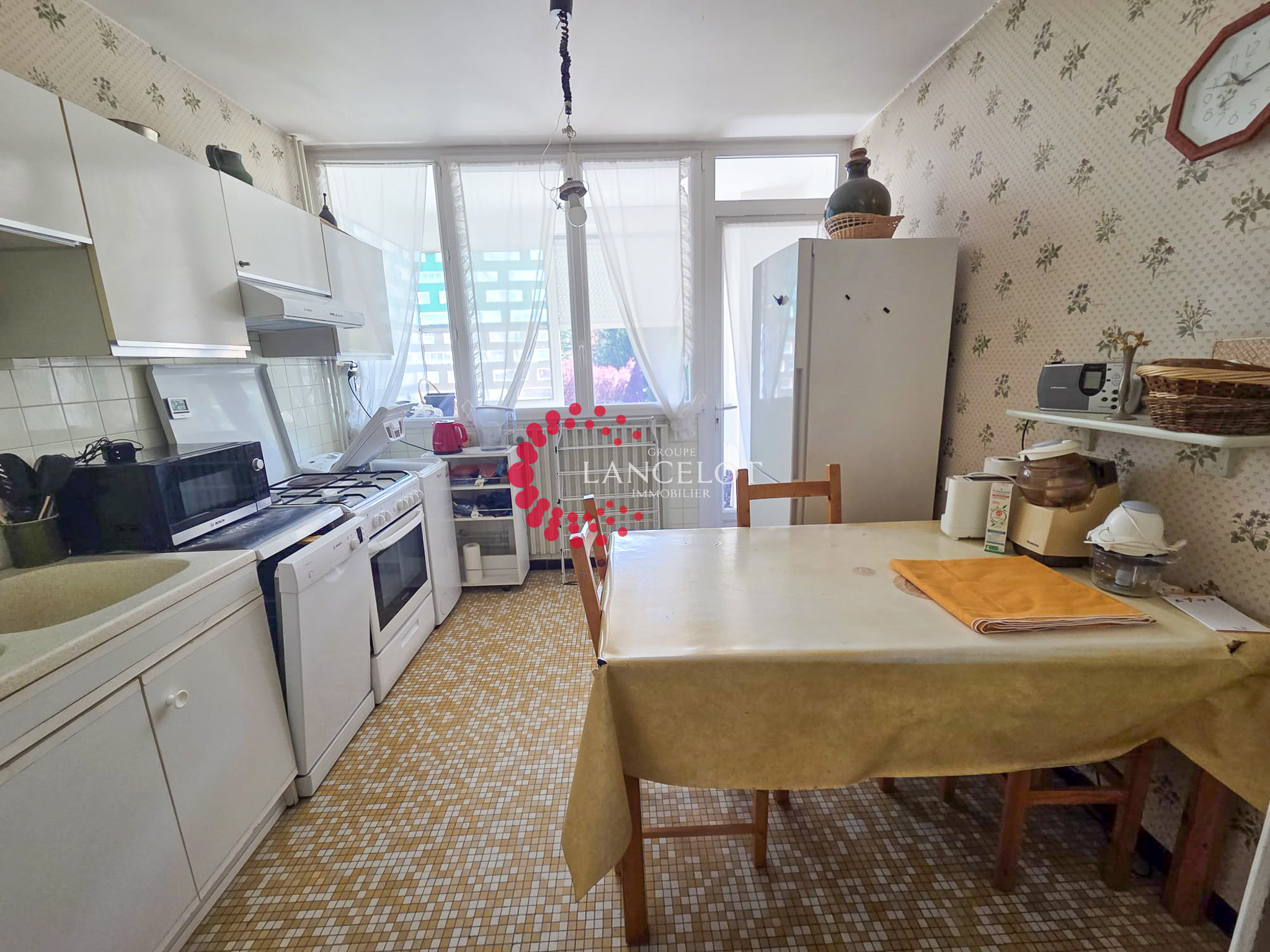 Appartement 6 P de 115 m2 avec cave, garage et parking priva
